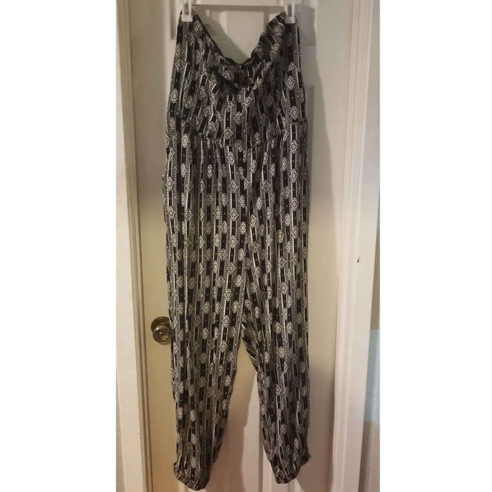 Black white sleeveless pants rompers